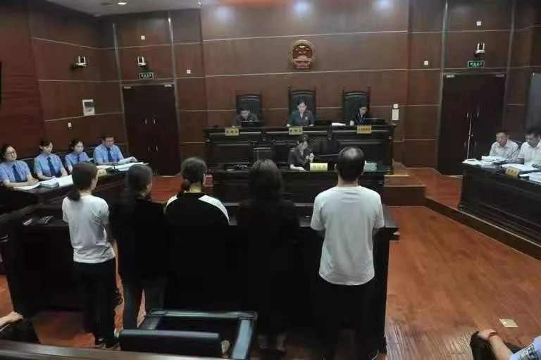 首例!医院院长伪造“宫颈贴膜治疗”项目,骗取多名病人治疗费案件开庭