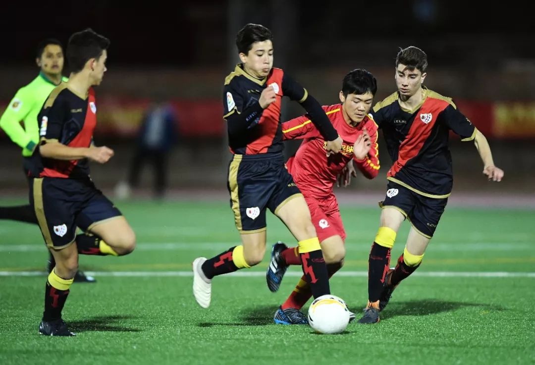 带球连续过人进球视频,带球连过五人