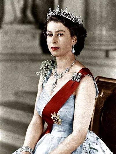 卡地亚限量窄版手镯,卡地亚新款手镯时尚减龄黄金