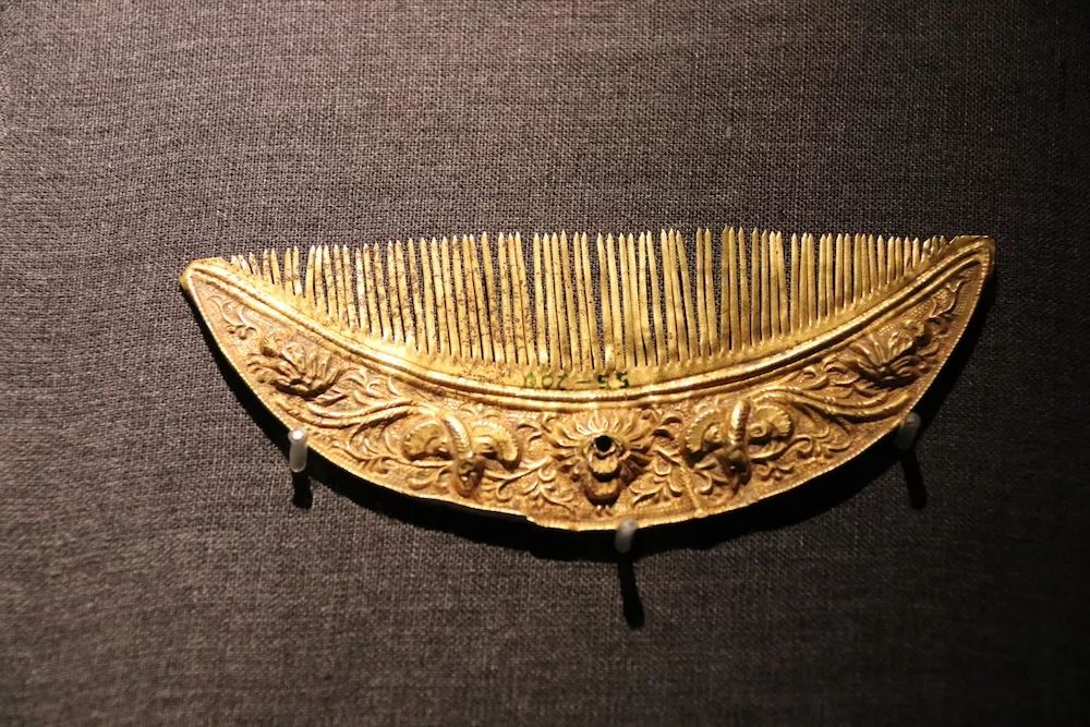 卡地亚限量窄版手镯,卡地亚新款手镯时尚减龄黄金