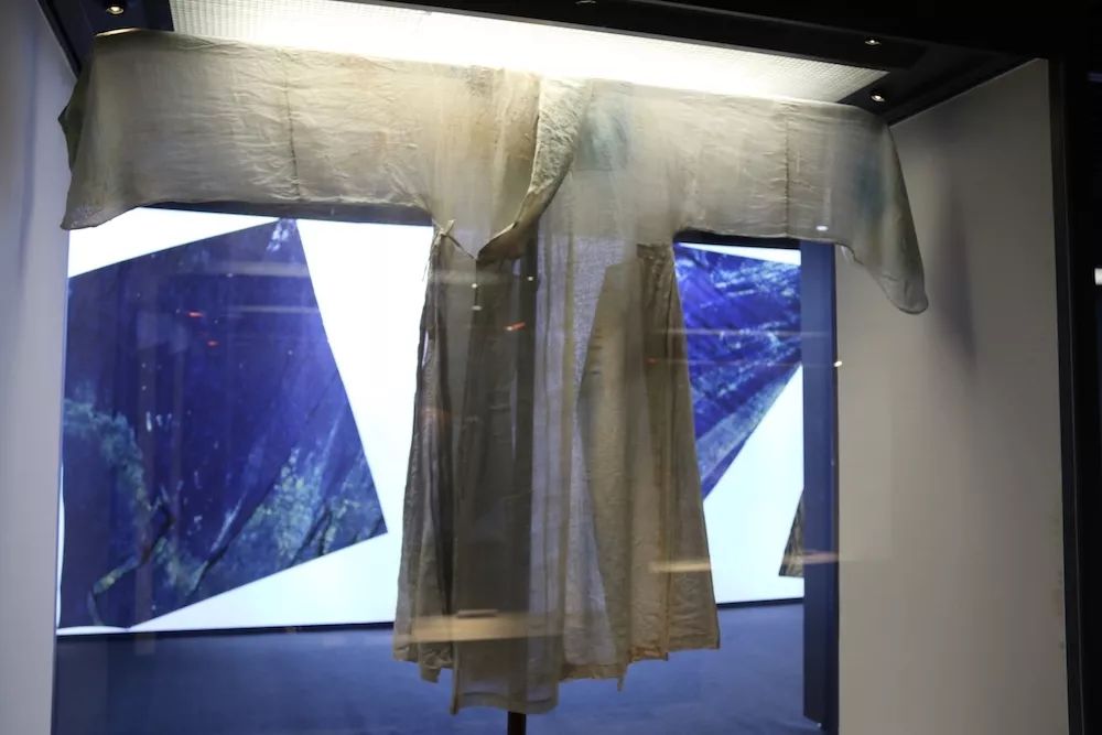 卡地亚限量窄版手镯,卡地亚新款手镯时尚减龄黄金