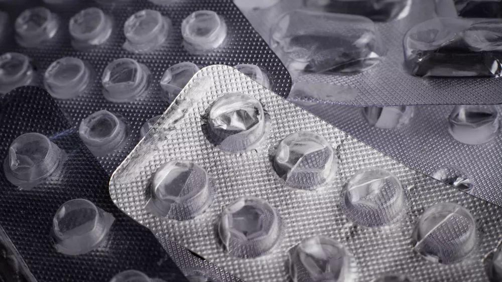 拿钱买命:与天价药周旋13年的女人