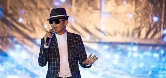 专家义诊下基层健康服务暖心,医护人员健康大礼包