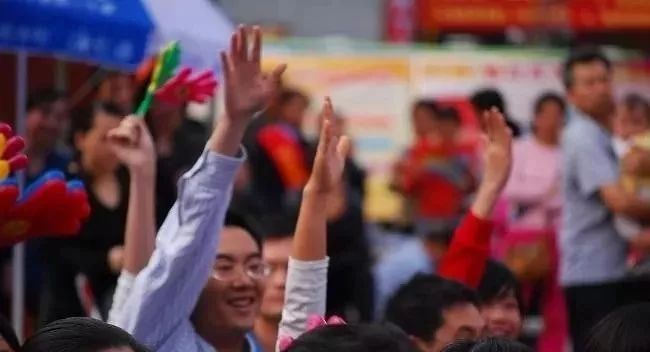 专家义诊下基层健康服务暖心,医护人员健康大礼包