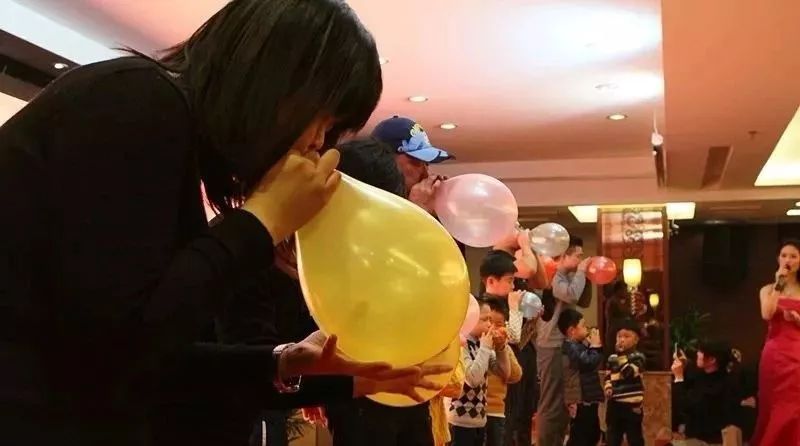 专家义诊下基层健康服务暖心,医护人员健康大礼包