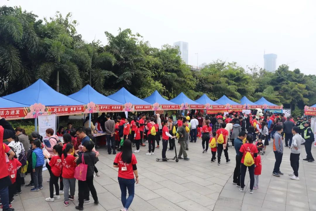 专家义诊下基层健康服务暖心,医护人员健康大礼包