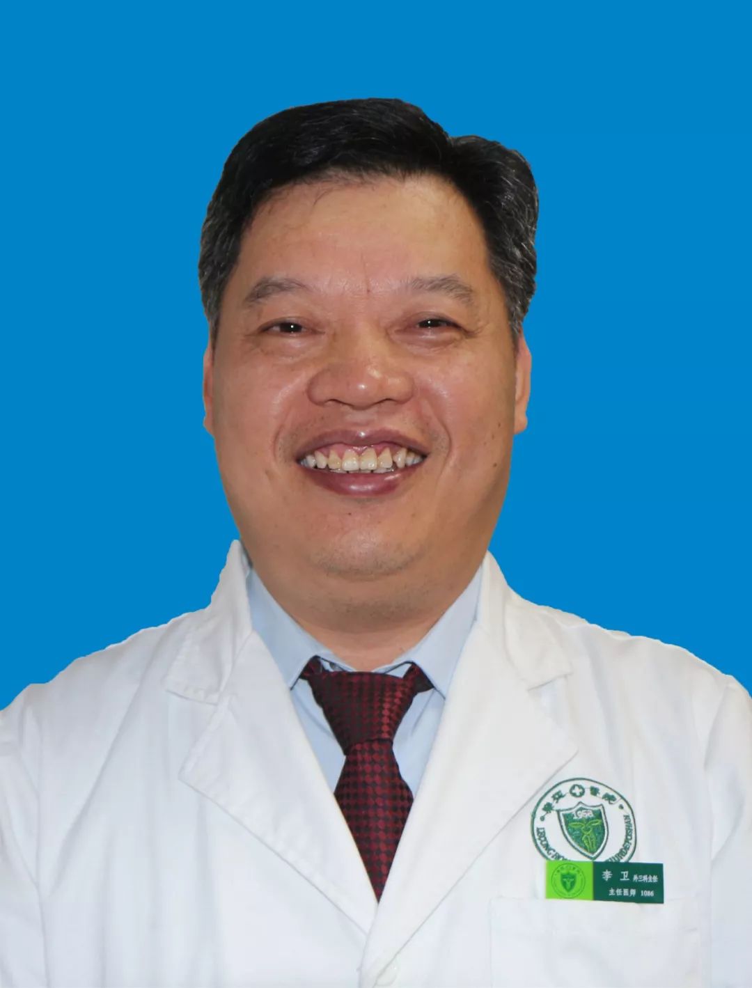 专家义诊下基层健康服务暖心,医护人员健康大礼包