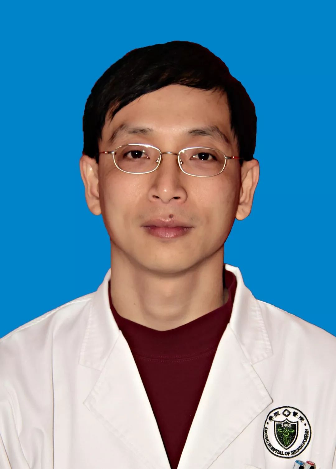 专家义诊下基层健康服务暖心,医护人员健康大礼包