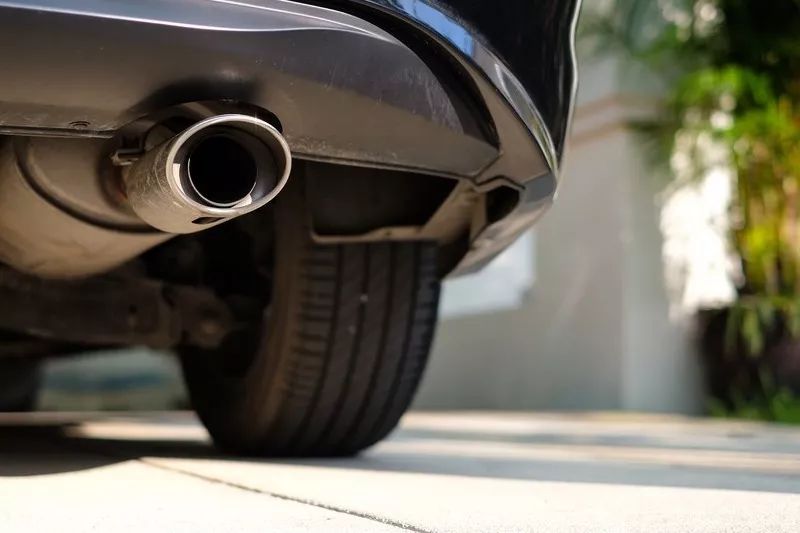 洗车能打开机盖直接用水冲吗,洗车时用水冲排气口