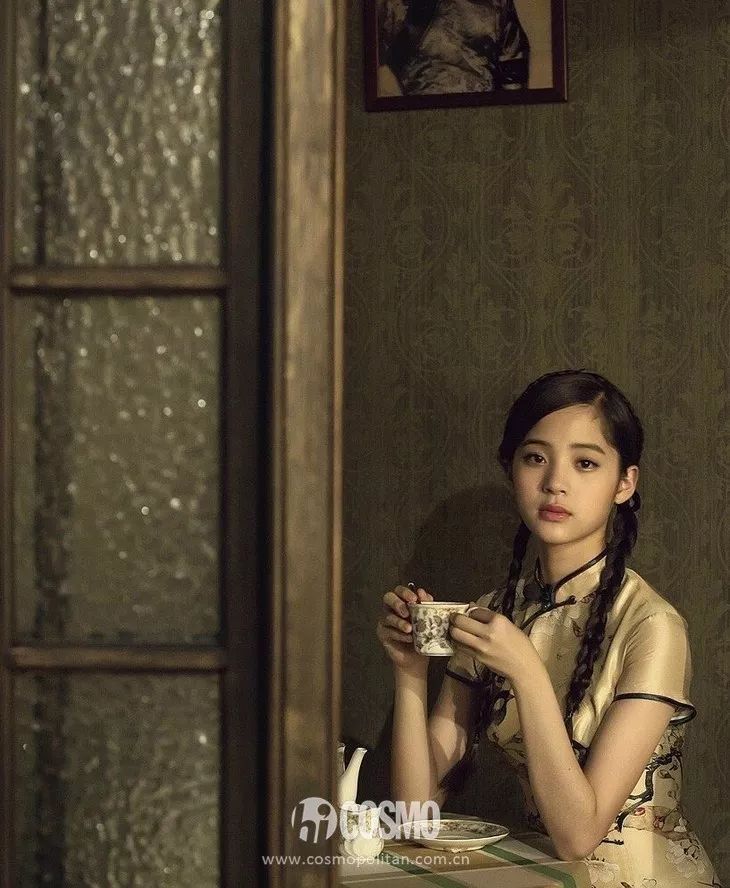 越年轻的小花越难穿好，我说旗袍