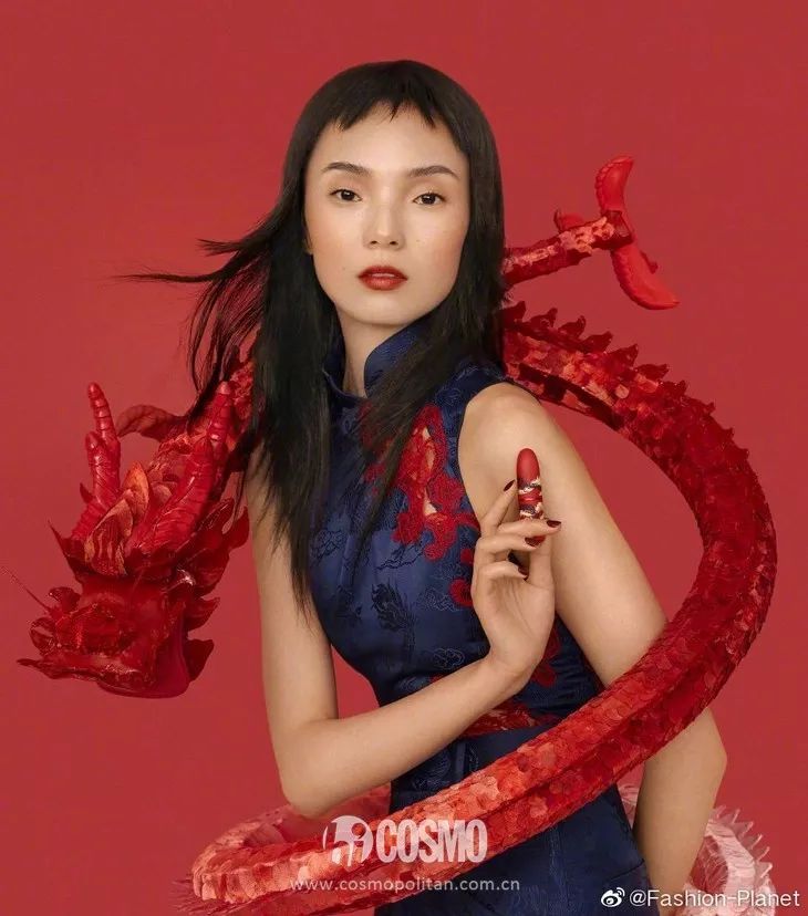 越年轻的小花越难穿好，我说旗袍