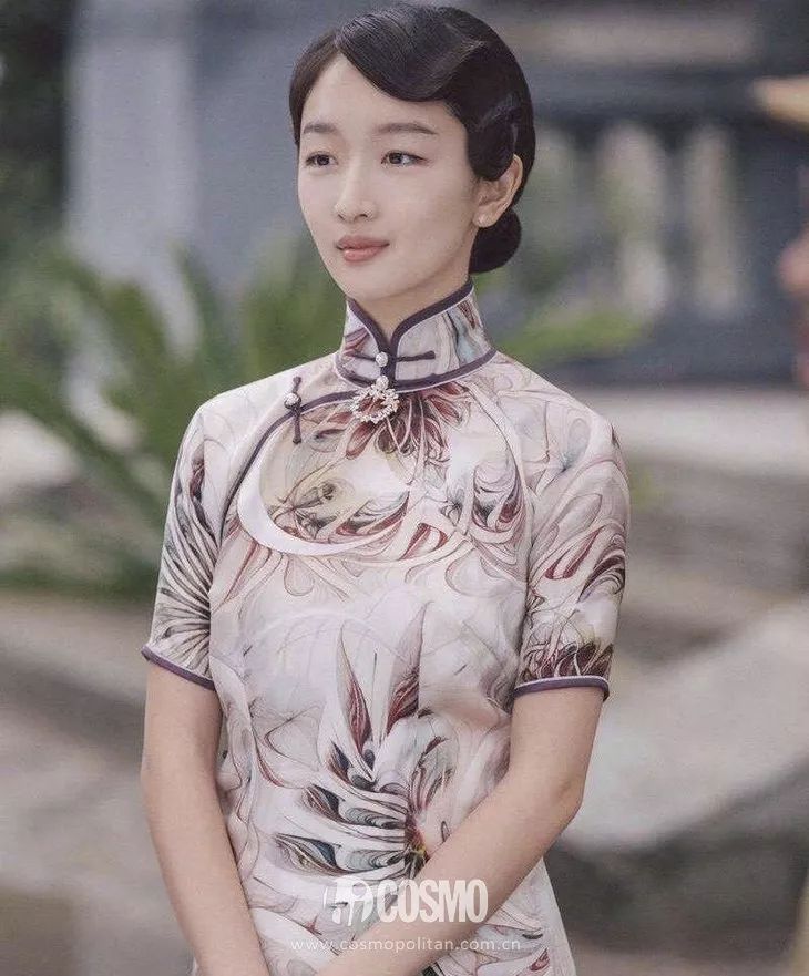 越年轻的小花越难穿好，我说旗袍