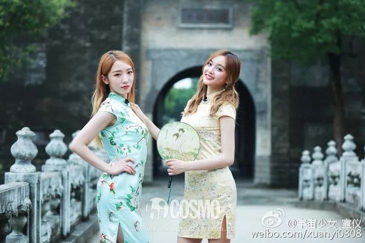 越年轻的小花越难穿好，我说旗袍