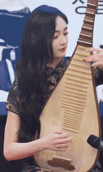 越年轻的小花越难穿好，我说旗袍