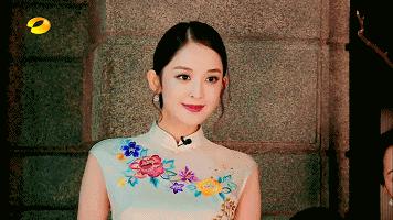 越年轻的小花越难穿好，我说旗袍