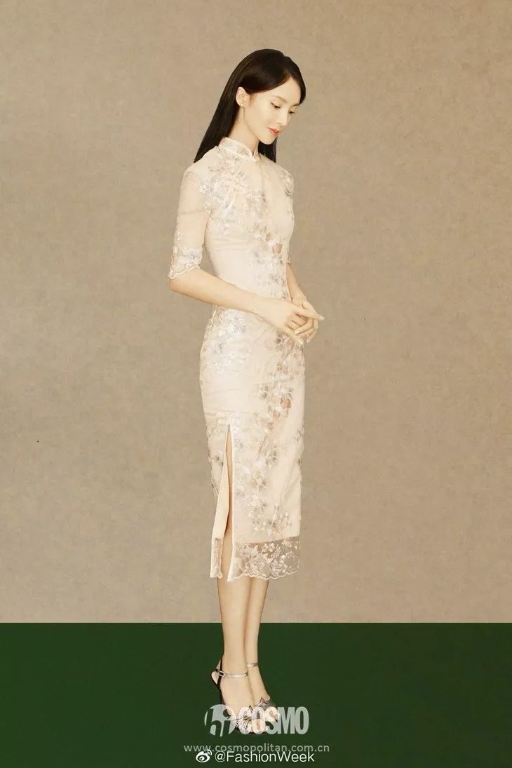 越年轻的小花越难穿好，我说旗袍