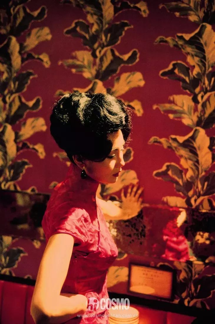 越年轻的小花越难穿好，我说旗袍