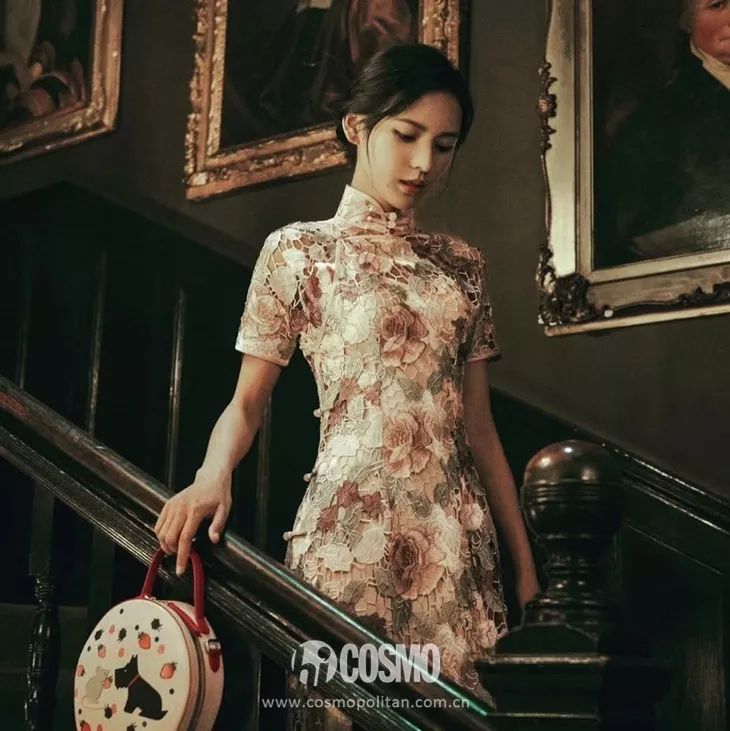 越年轻的小花越难穿好，我说旗袍