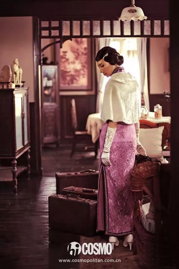 越年轻的小花越难穿好，我说旗袍