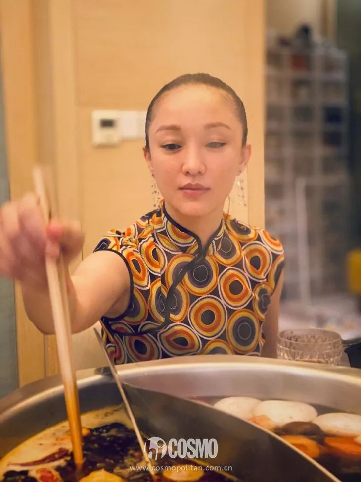 越年轻的小花越难穿好，我说旗袍