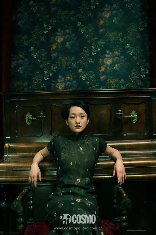 越年轻的小花越难穿好，我说旗袍