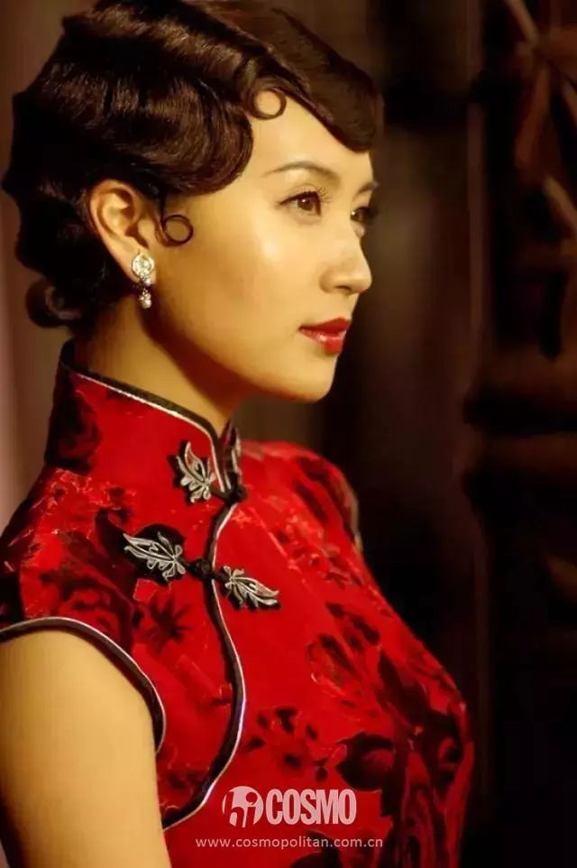 越年轻的小花越难穿好，我说旗袍