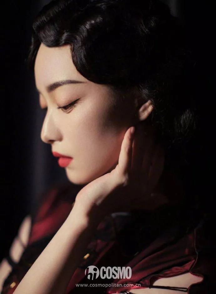 越年轻的小花越难穿好，我说旗袍