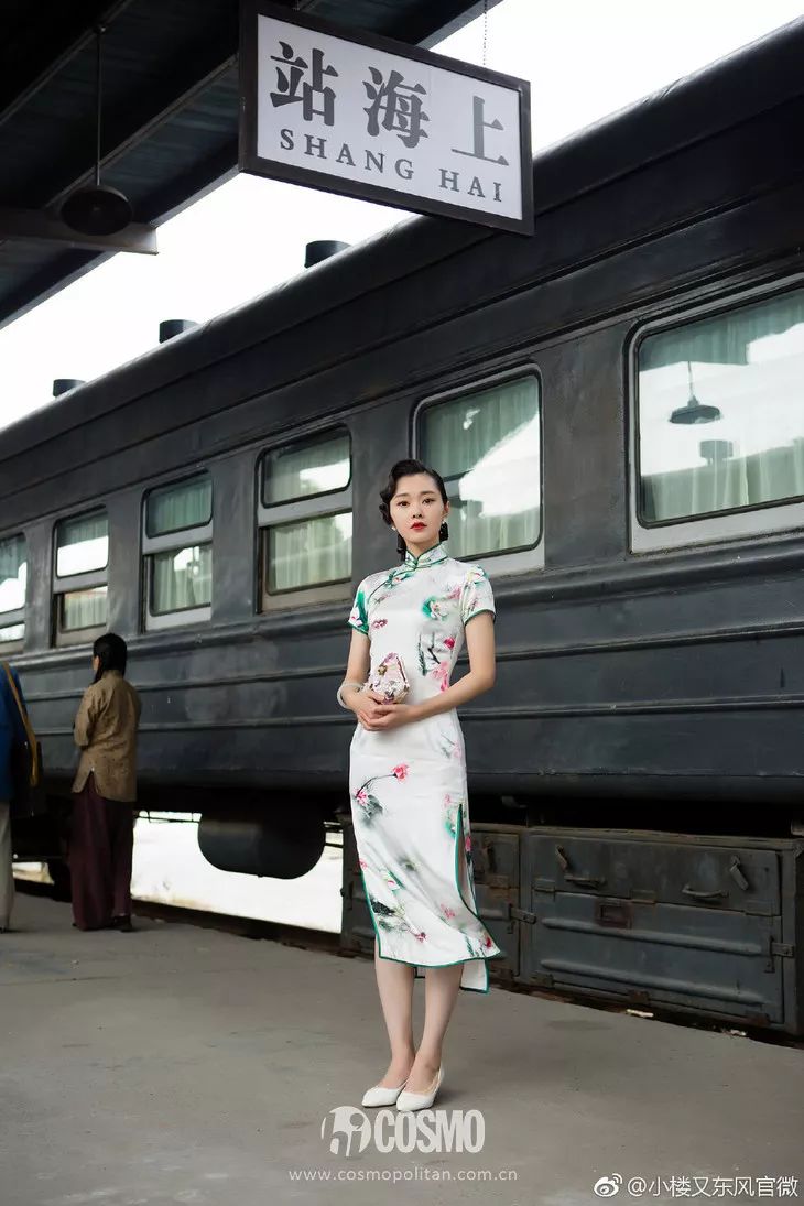 越年轻的小花越难穿好，我说旗袍