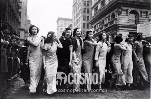 越年轻的小花越难穿好，我说旗袍