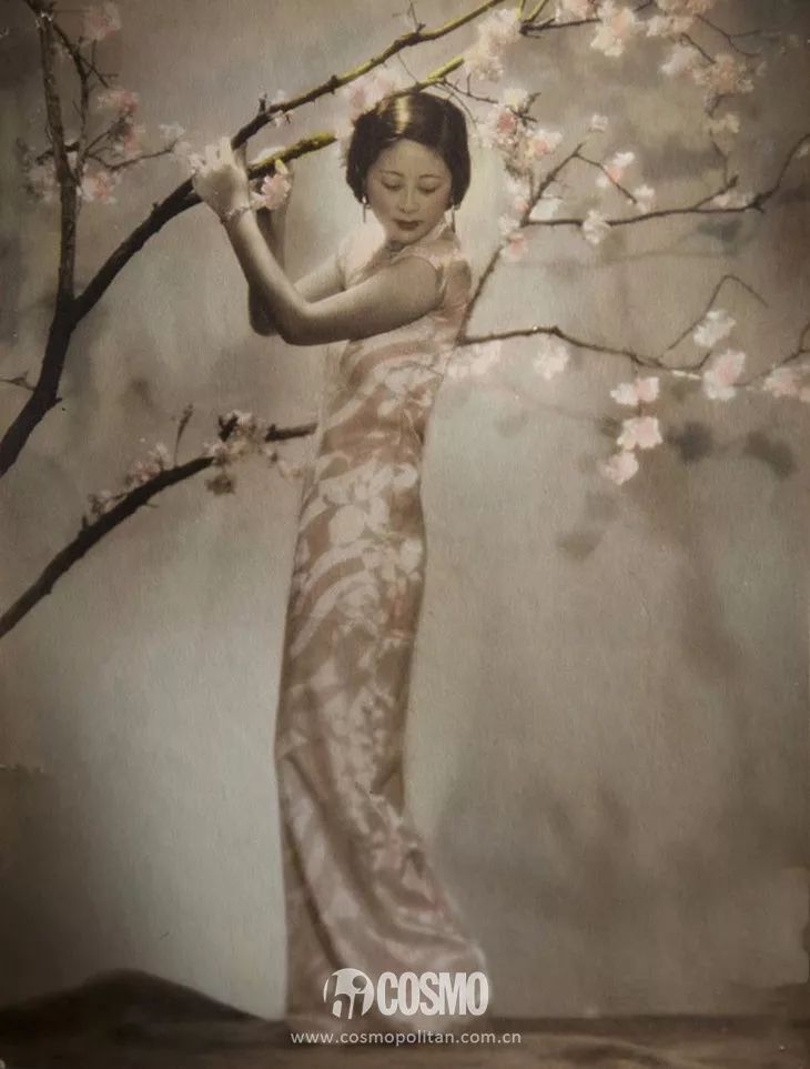 越年轻的小花越难穿好，我说旗袍