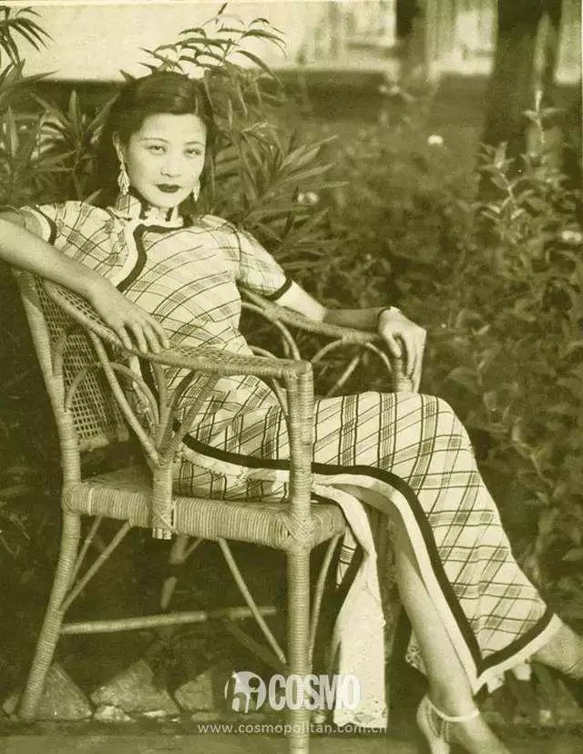 越年轻的小花越难穿好，我说旗袍