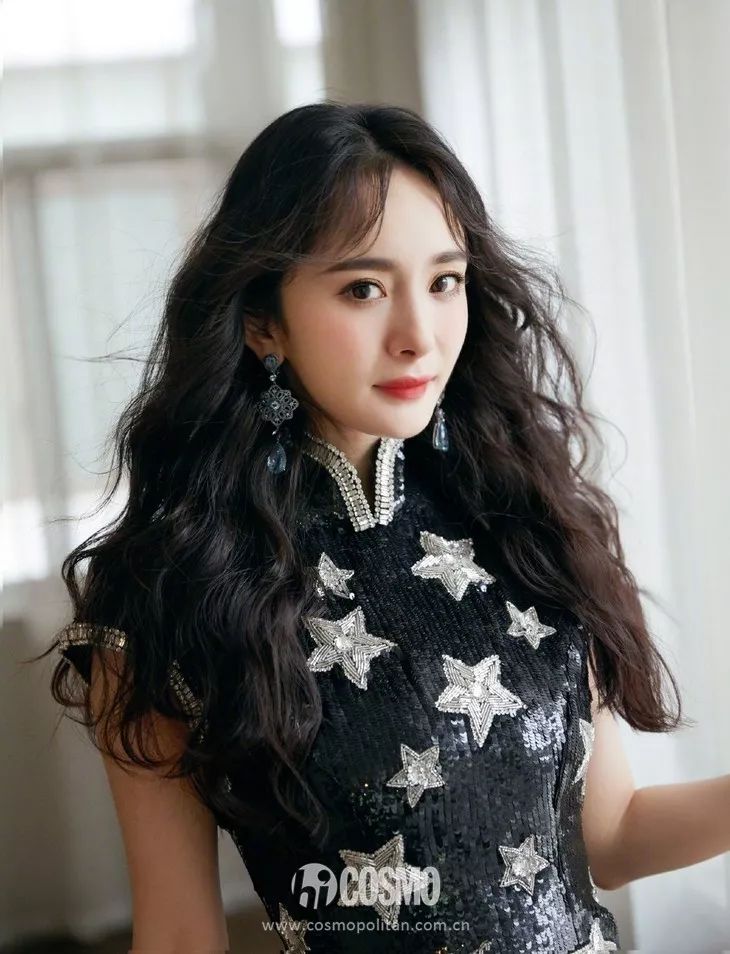 越年轻的小花越难穿好，我说旗袍