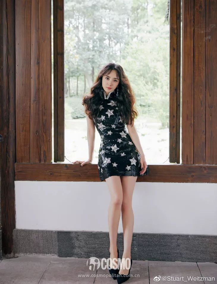 越年轻的小花越难穿好，我说旗袍