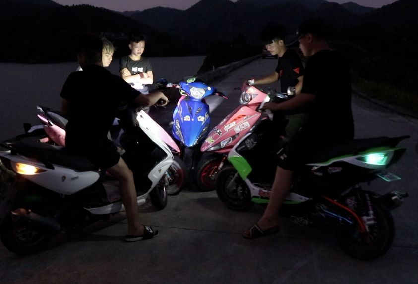 白马镇上的鬼火少年,白马镇鬼火少年完整版