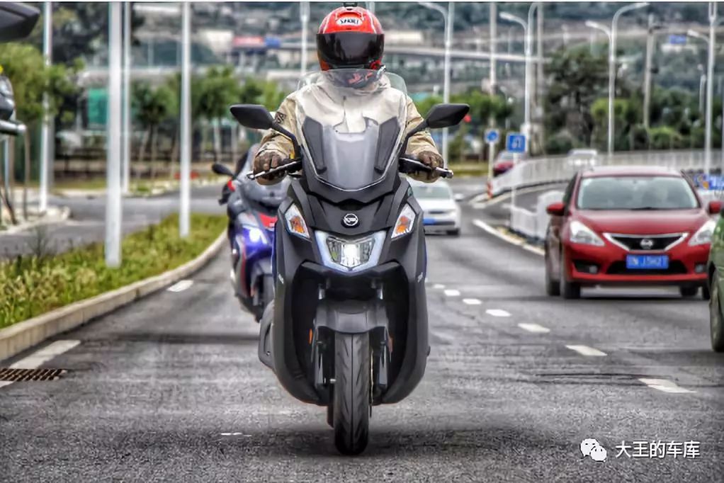 300cc大踏板不知道怎么选？看这篇准没错！——光阳CT300、三阳joymaxZ300、阿普利亚SRMAX300横评