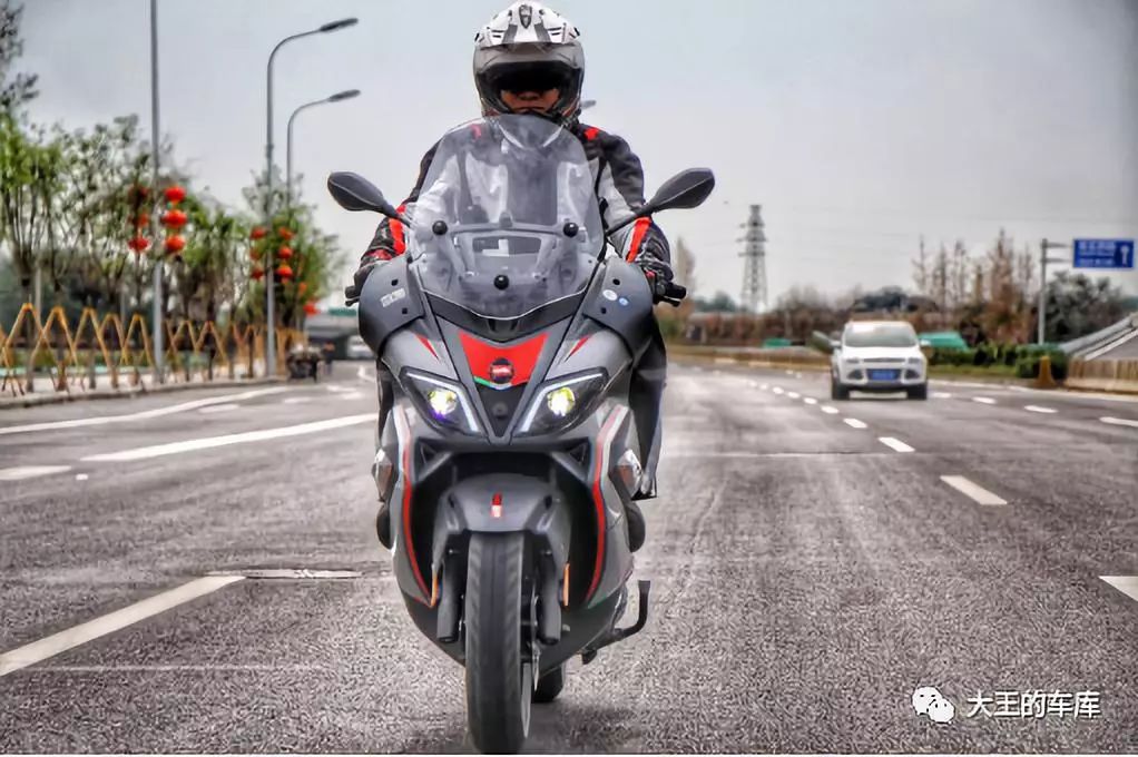 300cc大踏板不知道怎么选？看这篇准没错！——光阳CT300、三阳joymaxZ300、阿普利亚SRMAX300横评