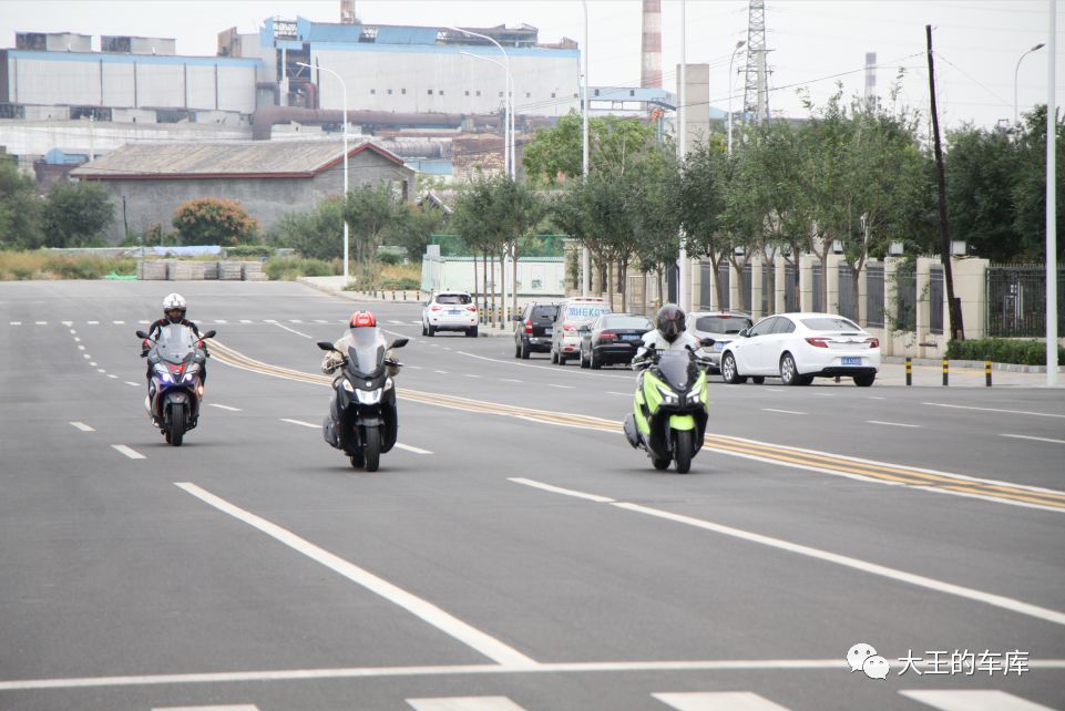 300cc大踏板不知道怎么选？看这篇准没错！——光阳CT300、三阳joymaxZ300、阿普利亚SRMAX300横评