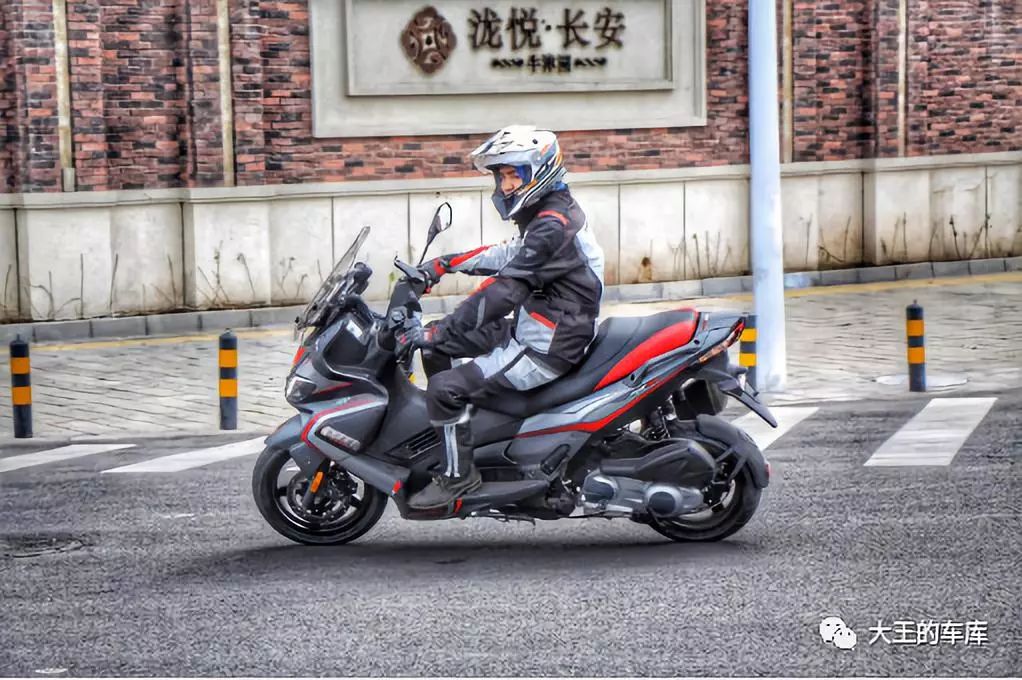 300cc大踏板不知道怎么选？看这篇准没错！——光阳CT300、三阳joymaxZ300、阿普利亚SRMAX300横评