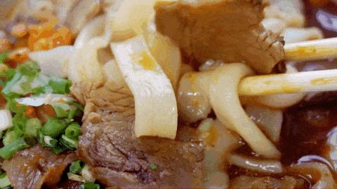 武汉:一碗热干面杀百鬼,一锅豆皮烫神仙