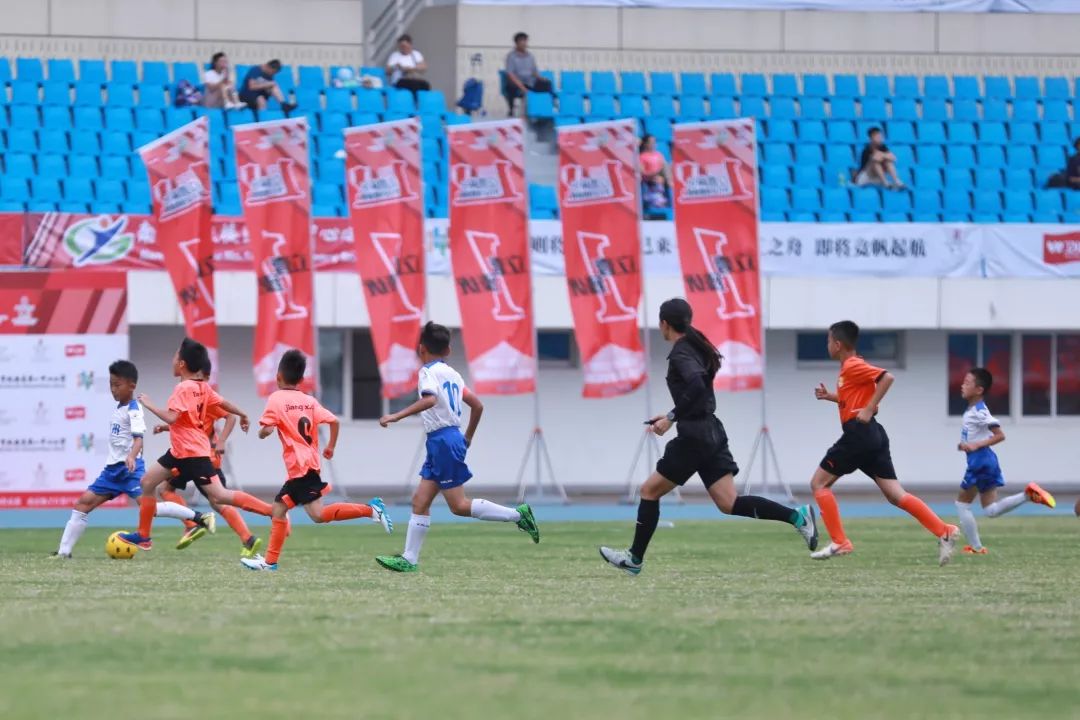 南京市鼓楼第一中心小学足球比赛,鼓楼一中心小学足球赛