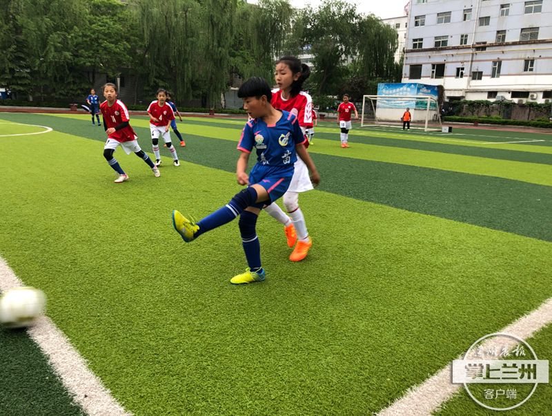 小羊羔当“陪练”，兰州大山深处的女孩走进英国赛场