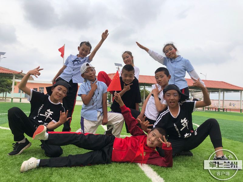 小羊羔当“陪练”，兰州大山深处的女孩走进英国赛场