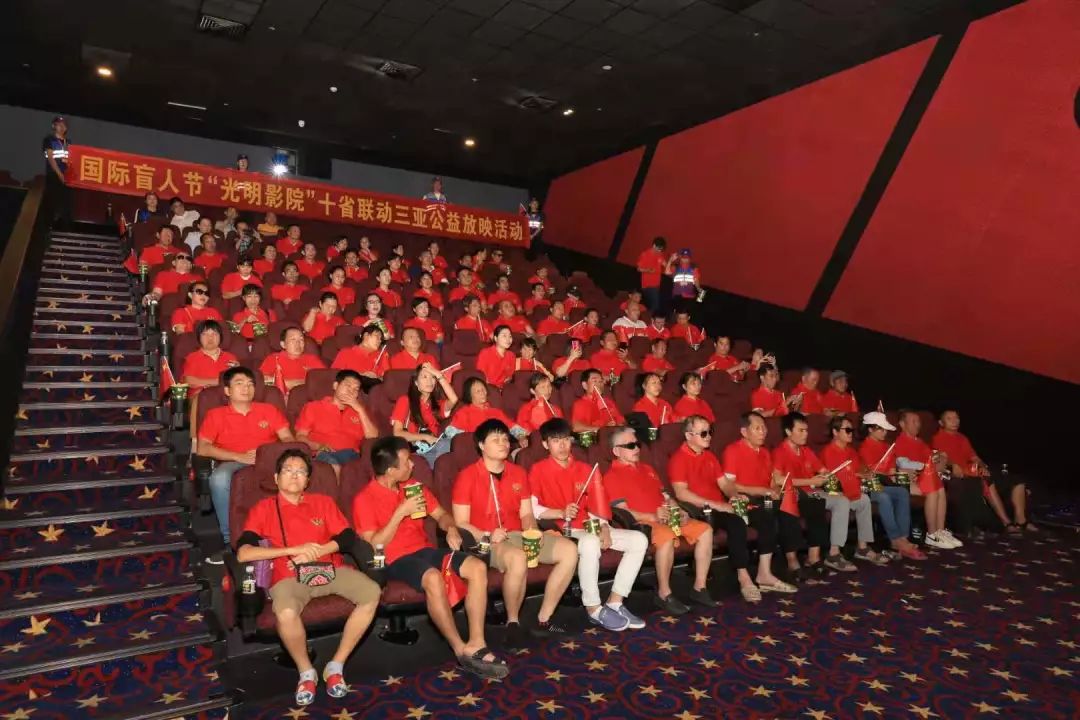 暖心!“光明影院”走进三亚把电影讲给他们听