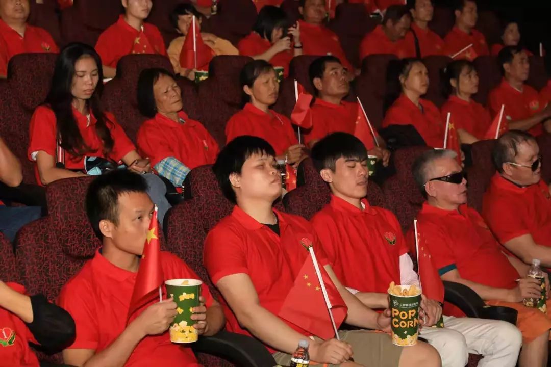 暖心!“光明影院”走进三亚把电影讲给他们听