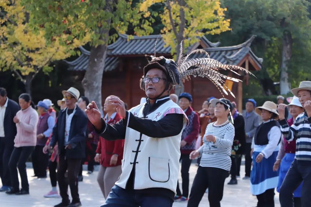 遛鸟、背水、广场舞……丽江人的柔软时光里“暗藏玄机”