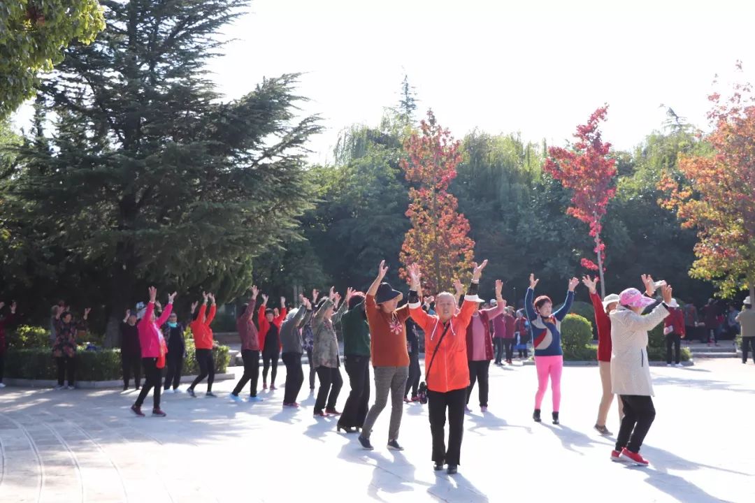 遛鸟、背水、广场舞……丽江人的柔软时光里“暗藏玄机”