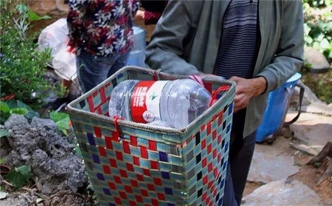 遛鸟、背水、广场舞……丽江人的柔软时光里“暗藏玄机”