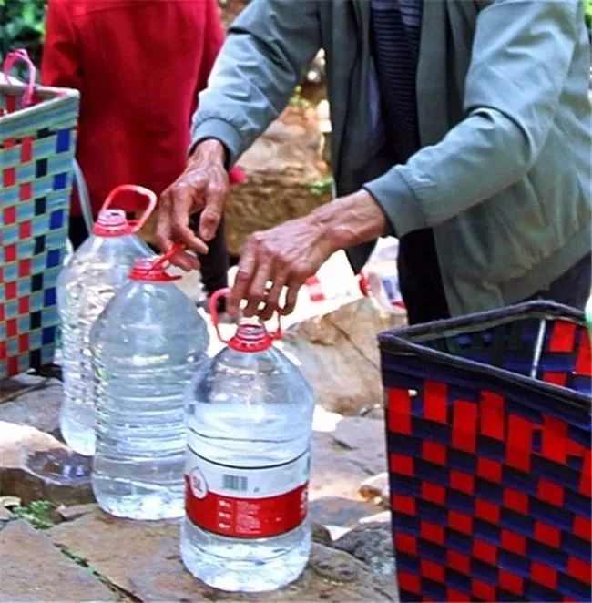遛鸟、背水、广场舞……丽江人的柔软时光里“暗藏玄机”