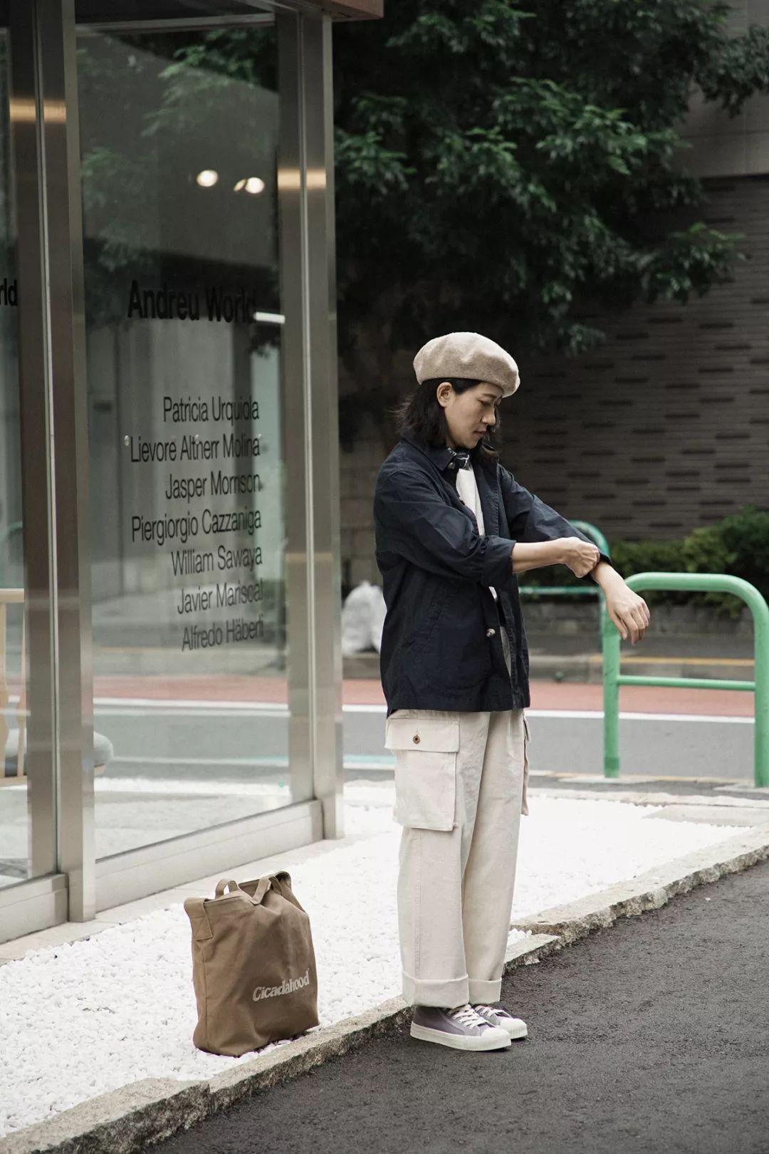 别装了，你的鞋已经出卖了你