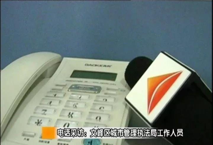 华城国际小区楼顶上摇摇欲坠的铁皮字看着就不安全